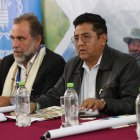 Fotografía de archivo en la que se registró al ministro de Desarrollo Rural y Tierras de Bolivia, Remmy Gonzales (d), en La Paz (Bolivia). EFE/Martín Alipaz