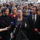 Cyrielle Chatelain (C), presidenta de Europa Ecología - el partido de los Verdes, habla con los medios mientras miembros de la alianza de izquierda NUPES llegan a la Asamblea Nnacional francesa en París este 6 febrero, donde este lunes comenzó el debate parlamentario de la polémica reforma de pensiones. EFE/EPA/Teresa Suárez