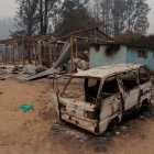 Registro general este domingo, 5 de enero, de los escombros y destrozos ocasionados por los incendios forestales en zona rural de Santa Juana, Región del Biobío (Chile). EFE/Esteban Paredes