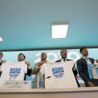 De izq. a der. El secretario nacional de Deporte de Uruguay, Sebastián Bauza, el presidente de la Confederación Sudamericana de Fútbol (Conmebol), Alejandro Domínguez, el mandatario de la Asociación del Fútbol Argentino (AFA), Claudio Tapia, el ministro argentino de Turismo y Deportes, Matías Lammens; y su homólogo de Paraguay, Diego Galeano Harrison, junto a Alexandra Benado, ministra de Deportes de Chile, hoy en Ezeiza (Argentina).