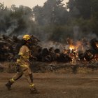 Bomberos trabajan para extinguir un incendio, este 7 de febrero de 2023, en Santa Juana, región de Biobío (Chile).