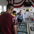 Preparativos. Ricardo Koenig, quien preside a la Benemérita Sociedad Protectora de la Infancia (BSPI), entidad guayaquileña que está a cargo precisamente del Hogar Inés Chambers, aparece junto a los niños.