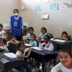 Presencia. Una de las voluntarias de la casa atiende a varios niños.