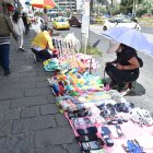 Desorden. El espacio público es tomado por los comerciantes informales, muchos no son regularizados aún.