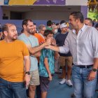 Jornada. El candidato reelecto saludó a simpatizantes, el domingo.