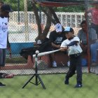 El trípode de un parlante de música hace las veces del batting tee, la base para perfeccionar el movimiento del bateo, que se robaron.