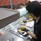 Hamburguesa. El alimento ha subido de precio, las gourmet cuestan tanto como un plato a la carta. Hace dos años había hamburguesa de un dólar.