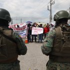 Ciudadanos que se identificaron como moradores del cantón El Triunfo se congregaron en los exteriores de la cárcel Regional en Guayaquil y obstaculizaron el paso