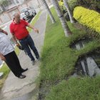 1. Las calles. Las aguas de los pozos sépticos se rebosan hasta las vías principales de las urbanizaciones. Los residentes evitan cruzar por las aceras por el agua maloliente.