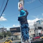 Acciones. Personal de la campaña de Luz Elena Coloma retira afiches.