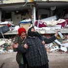 Dos mujeres se lamentan junto a un edificio derrumbado tras el gran terremoto en el distrito de Elbistan de Kahramanmaras, Turquía, el 08 de febrero de 2023.