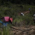 Varias personas caminan por un sendero, el 7 de febrero de 2023, en el estado amazónico de Roraima, en Alto Alegre (Brasil)