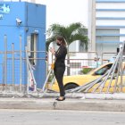 Barandas dañadas dan paso a los peatones a cruzar la avenida de las Américas de un extremo a otro.