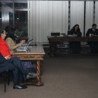 Diligencia. Jueces y abogados en el mezanine de la Corte en donde no se pudo instalar la audiencia.