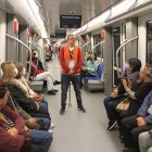 Capacitación. Mientras los usuarios viajan en el tren, reciben información relevante sobre paradas, formas de operación, entre otras