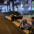 Estadía. Los parientes de los pacientes se acomodan en el piso, cerca de Emergencias cada noche para dormir.