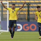 Cristhoper Zambrano (i) de Ecuador celebra su gol, en un partido de la fase final del Campeonato Sudamericano Sub"20 entre las selecciones de Ecuador y Venezuela en el estadio de Techo en Bogotá.