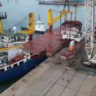 Dato. Es el buque Run De, que trae la draga abordo, en el puerto de China previo al zarpe en octubre pasado.
