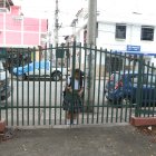 Protección. Moradores y colegiales que usan estos espacios creen que por el momento deben seguir las rejas.