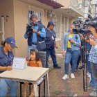 El personal del INEC que realiza la encuesta sobre desnutrición infantil asiste con sus credenciales.