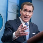 Fotografía de archivo en la que se registró al John Kirby, uno de los portavoces de la Casa Blanca, durante una rueda de prensa, en Washington DC (EE.UU.). EFE/Shaswn Thew