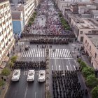 Manifestantes son detenidos hoy por la policía en la avenida Abancay, cerca al congreso en Lima (Perú).