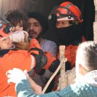 - Miembros del equipo de rescate de emergencias surcoreano rescatan a una niña entre los escombros producidos por el terremoto este jueves en Antioquía, Turquía.  Los fallecidos en los terremotos que han azotado Turquía y Siria superan ya los 16.000, según autoridades locales, que sitúan el número de heridos a causa de los temblores de tierra en ambos países en más de 68.000. EFE/ Yonhap PROHIBIDO SU USO EN COREA DEL SUR