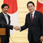 El presidente de Filipinas, Ferdinand Marcos Jr (I), y el primer ministro japonés, Fumio Kishida (D). EFE/EPA/KIMIMASA MAYAMA/POOL