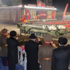líder supremo de Corea del Norte, Kim Jong-un (C), mirando a Hwasong-17 misiles balísticos intercontinentales durante un desfile militar en la Plaza Kim Il Sung.