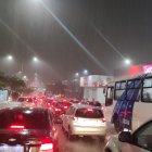 En la avenida Las Aguas, en el norte, el tráfico está paralizado.