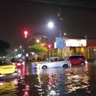 Varios automóviles se quedaron estancados por el agua.