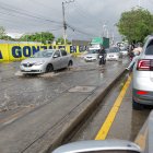 Las vías se mantienen llenas de agua y esto ha causado atascos posteriores a la lluvia de ayer 9 de febrero