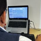 Revisión. Un joven verifica que se haya subido al sistema la multa que recibió en Naranjal