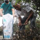 Xavier y Carlos recogen la basura del parque porque nadie más lo hace.