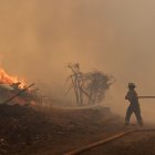 Bomberos combaten hoy un incendio forestal en sector Rinconada de la comuna de Quillón, región de Ñuble (Chile). Una semana después del inicio de la ola de incendios más mortífera de las últimas décadas, que ha dejado 24 muertos y casi 300.000 hectáreas devastadas, la situación en el centro y el sur de Chile empieza levemente a mejorar mientras el Gobierno se enfoca en la recuperación y ayuda para las familias afectadas. EFE/ Esteban Paredes Drake