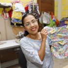 Joselyn Rivero confecciona los pañales en su casa.
