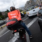 Servicio.- Una de las personas que trabaja en entregas a domicilio.