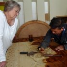 Cuenca. Diana Lutke llevará en avión hasta Florida los muebles labrados cuyo proceso de talla acompañó.