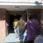 Phoenix. Migrantes llegan al albergue de la iglesia Monte Vista.