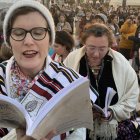 Varias judías ortodoxas rezan en la sección para mujeres del Muro de los Lamentos en Jerusalén, Israel este viernes.. EFE/ Yemeli Ortega