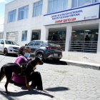 Espera. Esta mujer tiene el turno 29. Llegó a las 07:00 y esperó al menos cinco horas para ser atendida. Esto debido a la alta demanda de pacientes de cuatro patas que llegan a estos sitios.