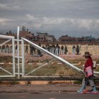 Policías y militares resguardan las inmediaciones del aeropuerto de Juliaca, en una fotografía de archivo. EFE/Aldair Mejía