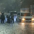 Inundación. Cientos de vehículos se quedaron dañados en medio de la vía, debido a la fuerte lluvia que cayó en Guayaquil el pasado jueves 9 de febrero. El tráfico se intensificó.