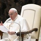 El Papa Francisco se dirige a los fieles durante su audiencia general semanal en el Aula Paolo VI, Vaticano, 08 de febrero de 2023