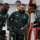 RABAT (MARRUECOS), 10/02/2023.- Los jugadores del Real Madrid Karim Benzema (c), Éder Militao (d) y Antonio Rüdiger (i) durante el entrenamiento celebrado este viernes en el Complejo Mohamed VI de Fútbol en Rabat (Marruecos), donde mañana juega ante el Al Hilal saudí la Final del Mundial de Clubes. EFE/Julio Muñoz