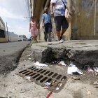 Daños. Las veredas de las calles están destruidas y se han vuelto un peligro para quienes obligadamente tienen que caminar sobre ellas, ya que las calles están en peores condiciones.