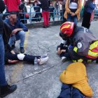 Atención. Miembros del Cuerpo de Bomberos brindaron atención a los afectados.
