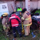 Las victimas, identificadas como Marcos Macias Montero, de 46 años y Joselyn Uve Vera, de 35, al parecer, salían de una vivienda de este sector, minutos antes de estrellarse.