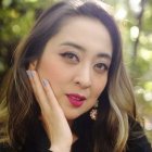 Nació en 1983. Es licenciada en Comunicación por la Universidad Central del Ecuador, y magíster en Políticas Públicas por la Universidad Autónoma de Baja California.