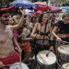 Viandantes participan de la comparsa carnavalesca "Céu na Terra" en Río de Janeiro